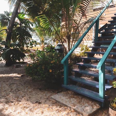 Anda Di Hows Hostel Placencia Exteriör bild