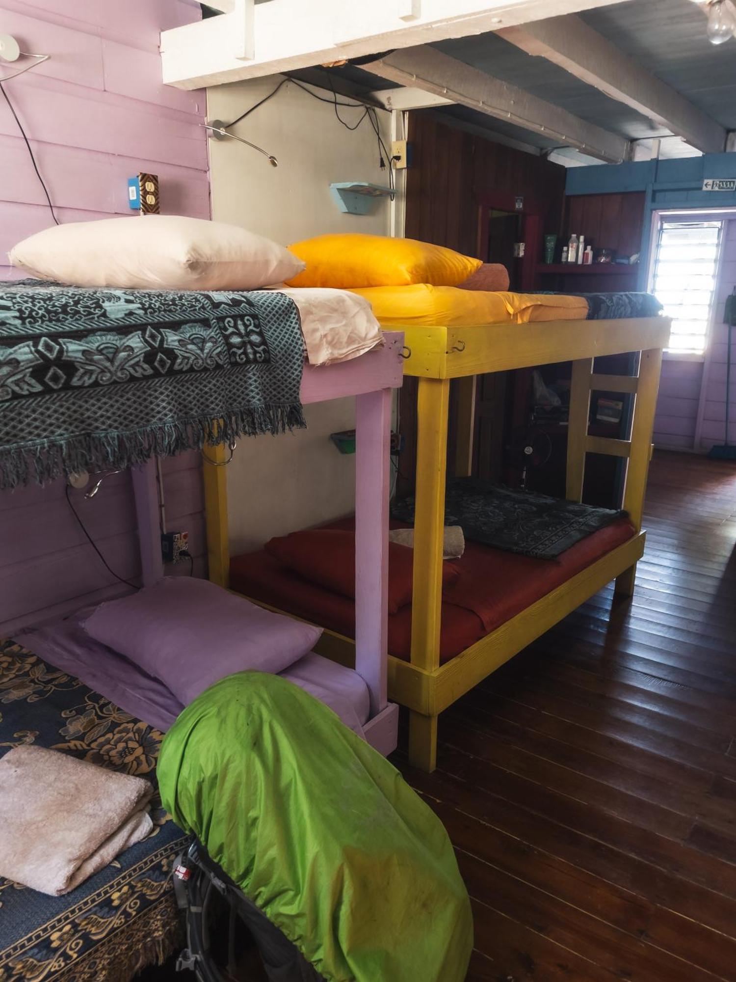 Anda Di Hows Hostel Placencia Exteriör bild