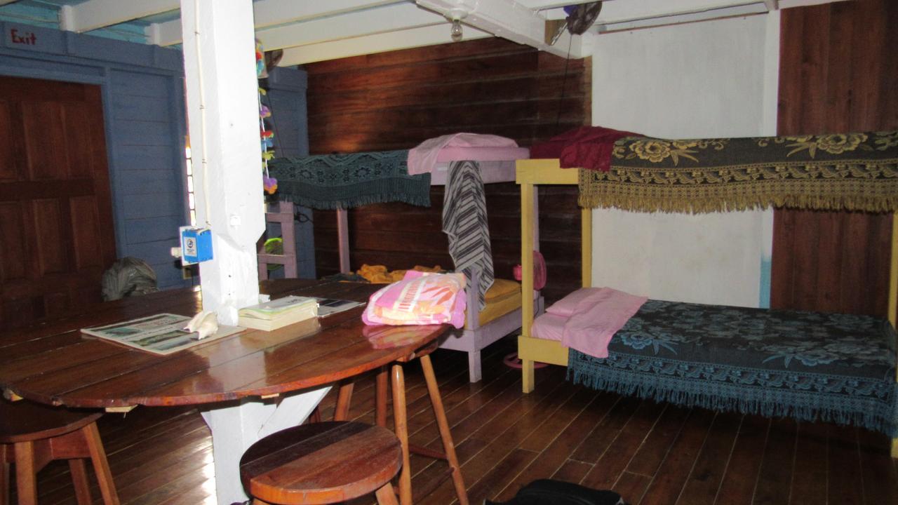 Anda Di Hows Hostel Placencia Exteriör bild