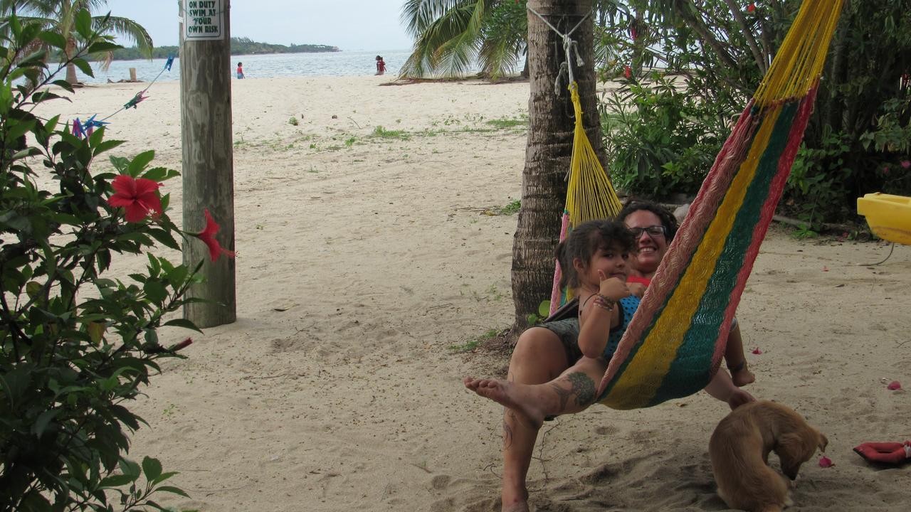 Anda Di Hows Hostel Placencia Exteriör bild