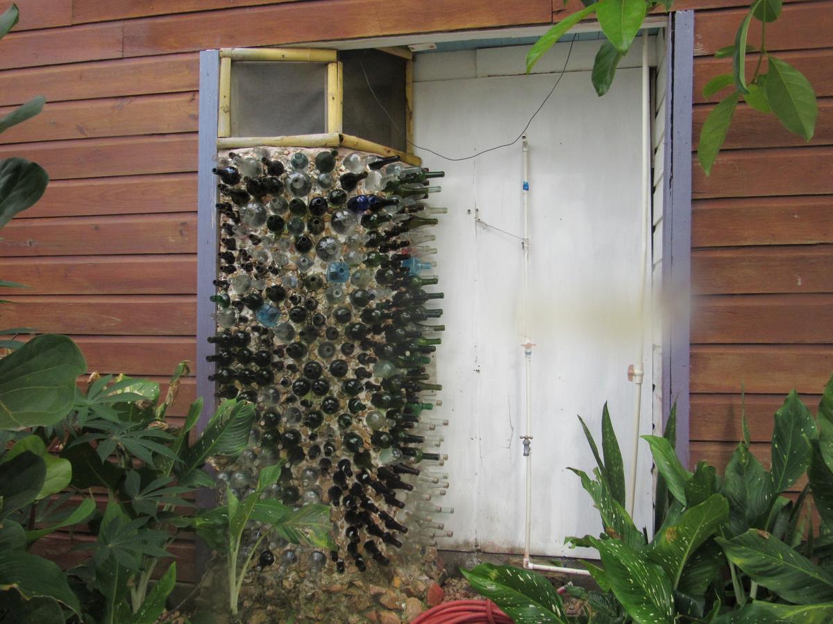 Anda Di Hows Hostel Placencia Exteriör bild