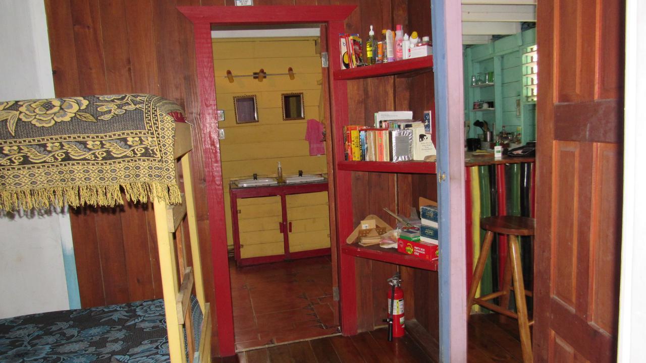 Anda Di Hows Hostel Placencia Exteriör bild