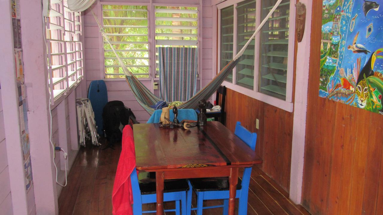 Anda Di Hows Hostel Placencia Exteriör bild