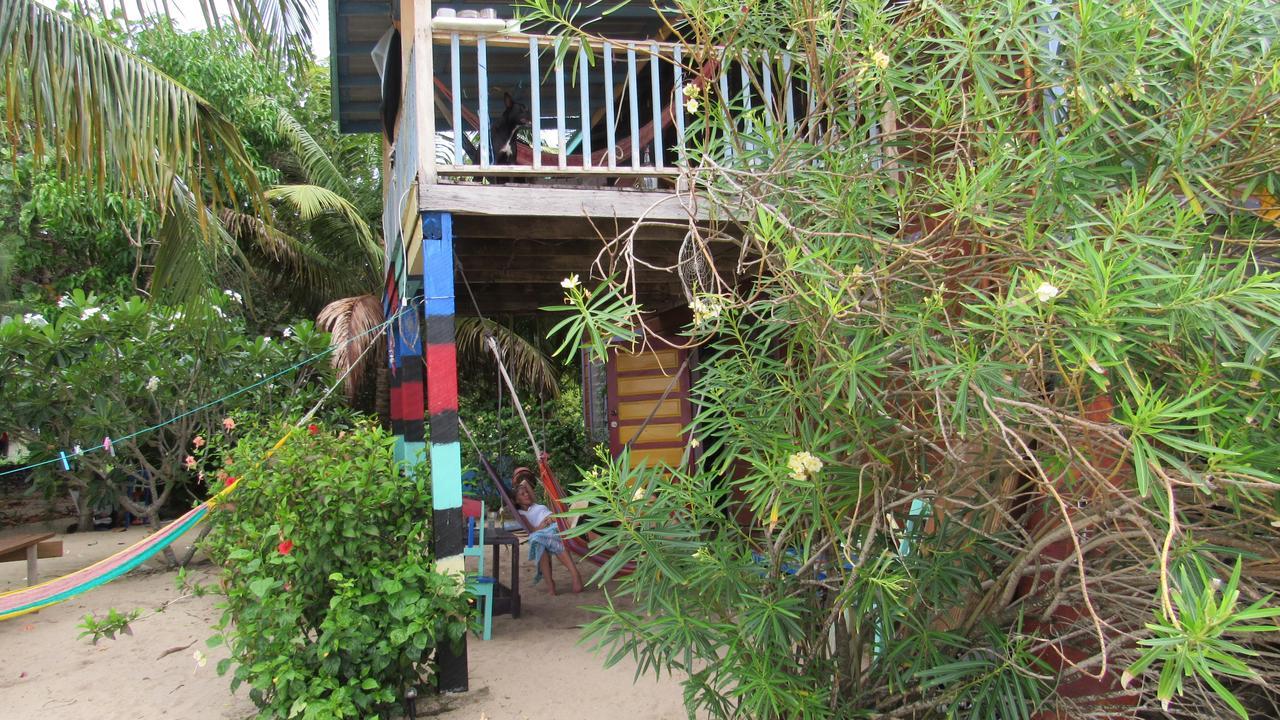 Anda Di Hows Hostel Placencia Exteriör bild