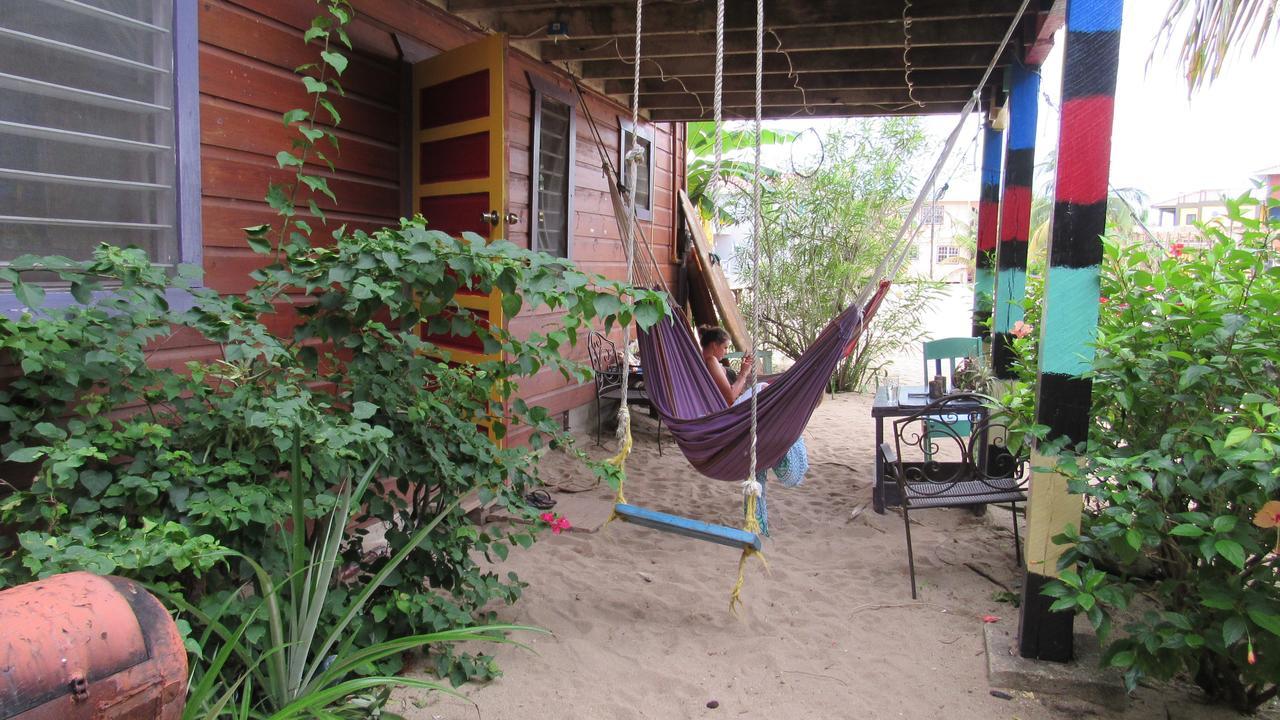 Anda Di Hows Hostel Placencia Exteriör bild