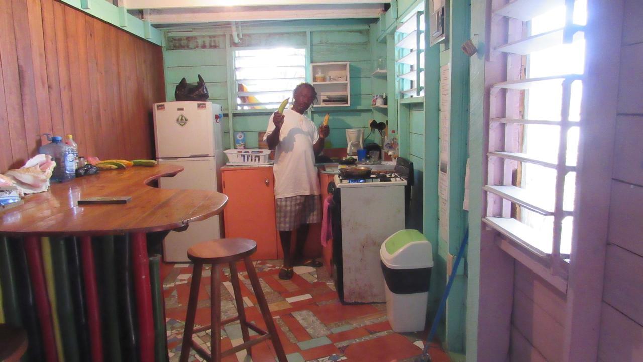 Anda Di Hows Hostel Placencia Exteriör bild