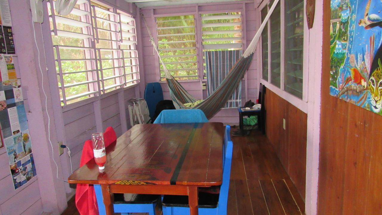 Anda Di Hows Hostel Placencia Exteriör bild
