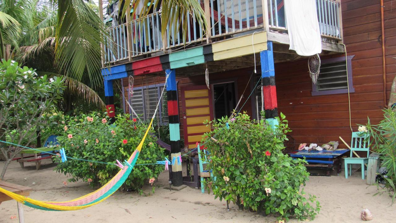 Anda Di Hows Hostel Placencia Exteriör bild